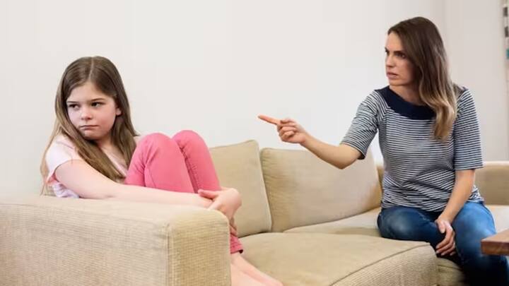 બાળકોને ઉછેરવું એ એક સફર છે જેમાં માતાપિતા દરરોજ નવા પડકારોનો સામનો કરે છે. ઠપકો પણ શિસ્તનું સાધન બની જાય છે. પરંતુ શું તમે જાણો છો કે બાળકોને ઠપકો આપવાની અસર તેમની ઉંમર સાથે બદલાઈ શકે