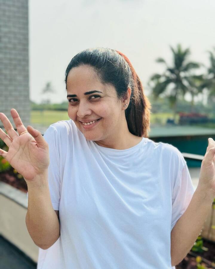 జబర్దస్ కామెడీ షోతో అనసూయకు విపరీతమైన క్రేజ్ వచ్చింది. ఈ భామ అప్పటినుంచి కెరీర్ను వెనక్కి తిరిగి చూసుకోలేదు. యాంకర్గా పలు షోలలో పాల్గొంది.(Images Source : Instagram/itsme_anasuya)