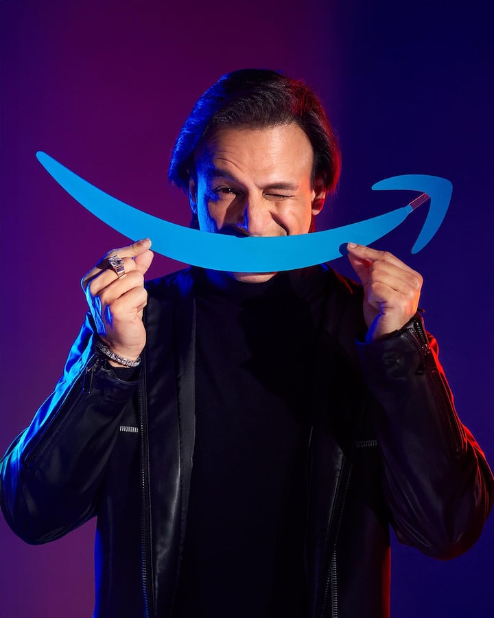 विवेक ओबेरॉयने सांगितले की, करिअरमधील बॅडपॅचमधून जात होतो. करिअरचे तीन तेरा वाजले होते. काहीसा डिप्रेशनमध्ये होतो. त्यावेळी अक्षय कुमारचा फोन आला. त्यावेळी मनातली खदखद सांगितली. त्यानंतर पुढील अर्ध्या तासात अक्षय कुमार माझ्या या घरी उपस्थित होता याचा मला आश्चर्याचा धक्का वाटला असल्याचे विवेक ओबेरॉयने सांगितले. (photo:vivekoberoi/ig)