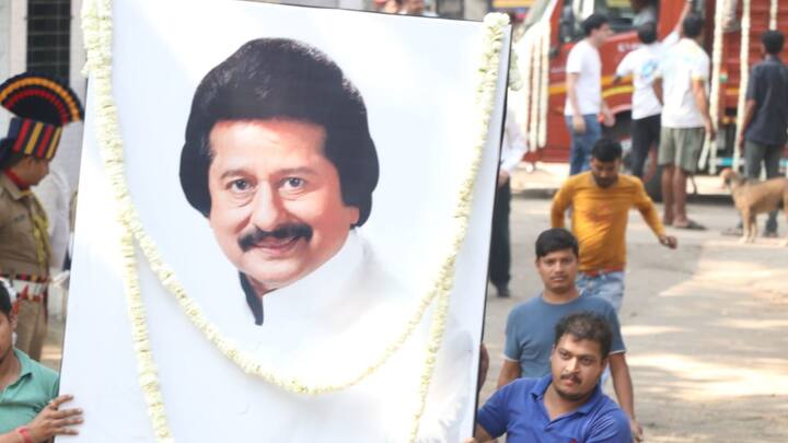 গতকাল শেষ নিঃশ্বাস ত্যাগ করেছেন প্রখ্যাত গজল গায়ক পঙ্কজ উধাস। পদ্মসম্মানপ্রাপ্ত বর্ষীয়ান গায়কের মৃত্যুর খবর জানিয়ে একটি বিজ্ঞপ্তি দিয়েছে তাঁর পরিবার। আজ ছিল তাঁর শেষকৃত্য।