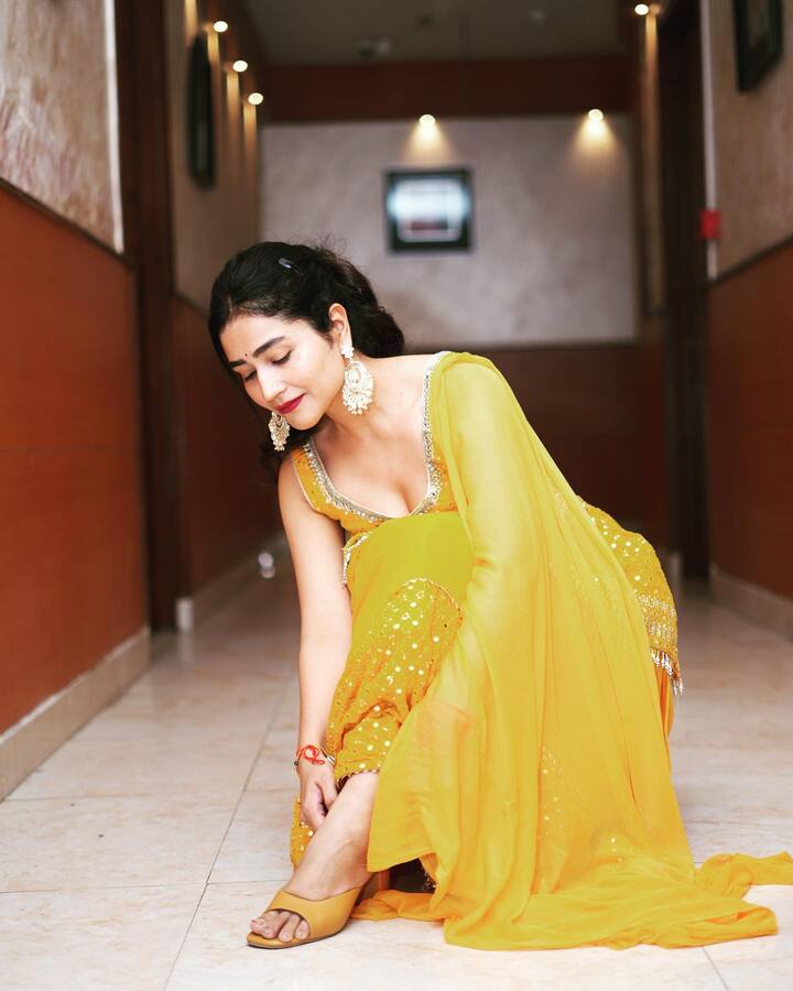 'पंचायत'चा पहिला आणि दुसरा सीझन सुपरहिट झाला होता. दोन्ही सीझनला प्रेक्षकांचा सकारात्मक प्रतिसाद मिळाला होता.  'पंचायत 2' सीरिज झाल्यापासूनच चाहते 'पंचायत 3'ची प्रतीक्षा करत आहेत. (photo:anchalt555/ig)