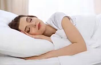 સૂતી વખતે સોફ્ટ ઓશીકાનો ઉપયોગ કરવો સારું હોઈ શકે છે પરંતુ જો તમે એકથી વધુ ઓશીકા લઈને સૂઈ જાઓ છો તો તેનાથી ઘણી સ્વાસ્થ્ય સમસ્યાઓ થઈ શકે છે.