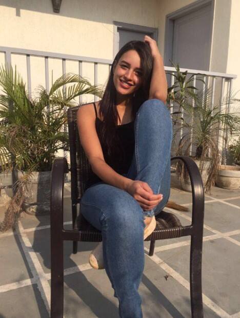 तृप्ति ने अपने घर की बालकनी एरिया में भी काफी पौधे लगाए हैं. यहां अक्सर एक्ट्रेस खुले आसमान को एंजॉय करती नजर आती हैं.