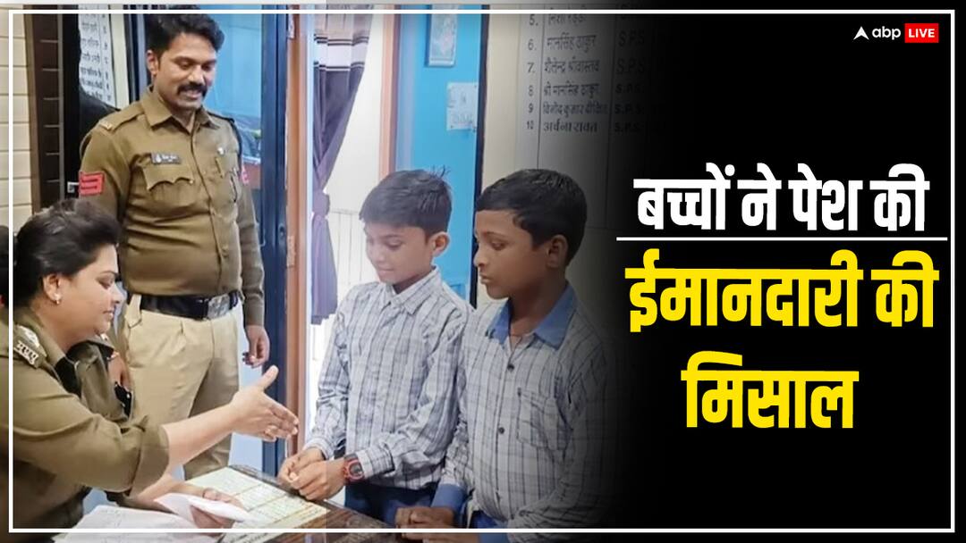 MP News: सड़क पर बिखरे मिले हजारों रुपये, बच्चों ने किया ऐसा काम पुलिस भी रह गई हैरान Children find 8900 rupees on road in Indore Khargone handed over to police station mp ANN MP News: सड़क पर बिखरे मिले हजारों रुपये, बच्चों ने किया ऐसा काम पुलिस भी रह गई हैरान