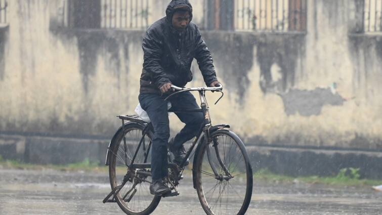 Delhi Experiences Sudden Weather Change With Light Rain Strong Winds IMD Delhi Experiences Sudden Weather Change With Light Rain, Strong Winds