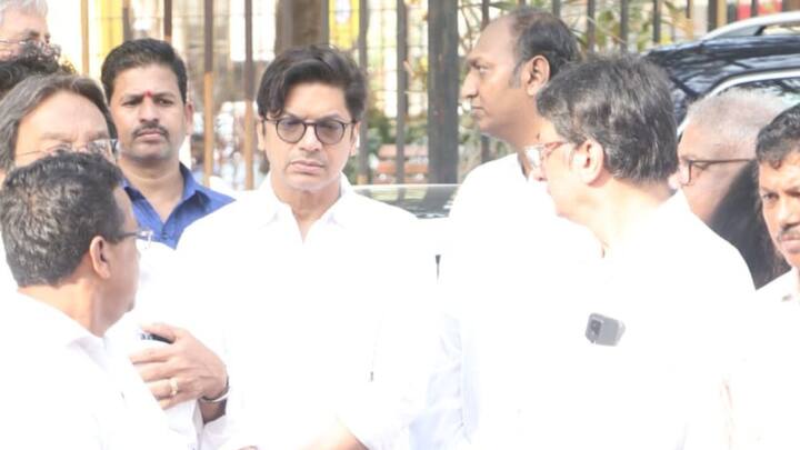 কেরিয়ায়ের একেবারে গোড়ার দিকে একাধিক হিন্দি চলচ্চিত্রে গান গেয়েছেন তিনি। ভারতীয় পপ ঘরানায় তাঁর কণ্ঠ মুগ্ধ করেছে অসংখ্য শ্রোতাকে। যদিও তাঁর সিংহাসন ছিল গজলের দুনিয়ায়।