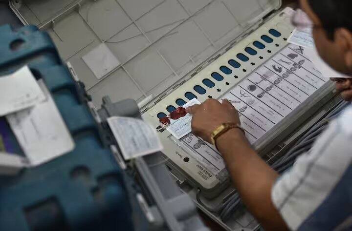 ઘણા લોકો ચૂંટણી આવતાં જ પોતાનું મતદાર કાર્ડ કાઢી લે છે અને પછી તેને અપડેટ કરવાનું વિચારે છે, પરંતુ તેઓને પ્રક્રિયાની ખબર હોતી નથી.