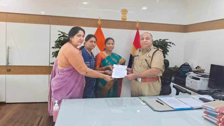 BRS women leaders met DGP Ravi Gupta to complaint over yellandu Municipality No Confidence Motion BRS News: తెలంగాణ డీజీపీని కలిసిన బీఆర్ఎస్ మహిళా నేతలు, ఆ ఘటనపై చర్యలకు డిమాండ్