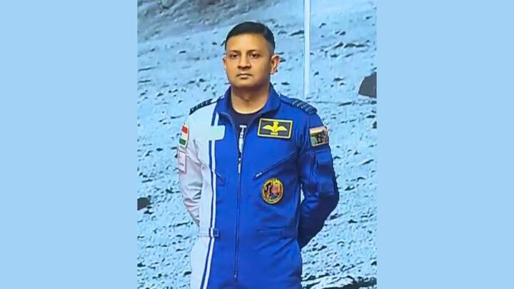 अंगद प्रताप: भारतीय स्पेस एजेंसी इसरो ने बताया है कि ग्रुप कैप्टन अंगद प्रताप ने भी बाकी के तीनों लोगों के साथ रूस में 13 महीनों तक ट्रेनिंग ली है. वह भी गगनयान मिशन के तहत स्पेस में भारत का झंडा फहराने के लिए जाने वाले हैं.