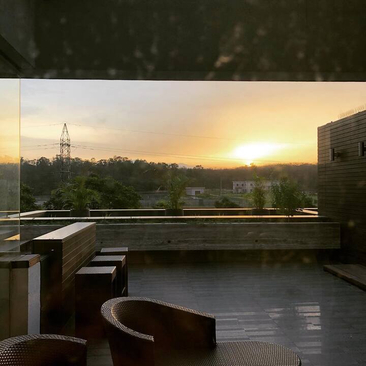 ये घर का टेरिस एरिया है. जहां से शहर का बहुत सुंदर नजारा दिखाई देता है. यहां पर बैठने के लिए स्टाइलिश चेयर्स रखी गई हैं.