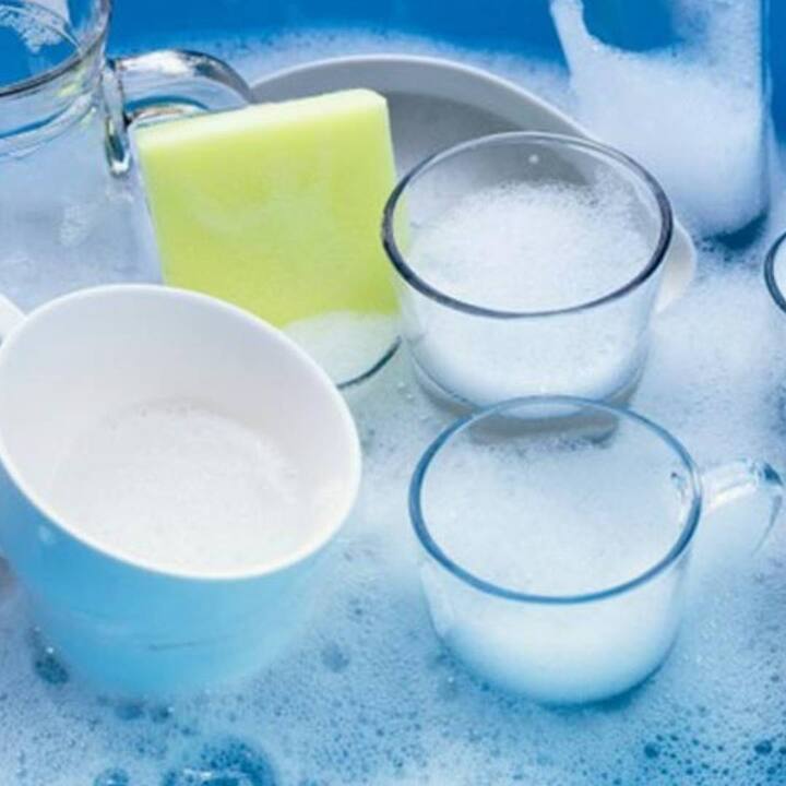 ਜਦੋਂ ਵੀ ਤੁਸੀਂ ਚੀਨੀ ਦੇ ਭਾਂਡਿਆਂ ਨੂੰ ਧੋਵੋ, ਹਮੇਸ਼ਾ ਪਾਣੀ ਦੇ ਤਾਪਮਾਨ ਦੀ ਜਾਂਚ ਕਰੋ। ਇਸ ਦੇ ਲਈ ਪਾਣੀ ਜ਼ਿਆਦਾ ਗਰਮ ਜਾਂ ਠੰਡਾ ਨਹੀਂ ਹੋਣਾ ਚਾਹੀਦਾ। ਇਸ ਨਾਲ ਬਰਤਨ ਖਰਾਬ ਹੋ ਸਕਦੇ ਹਨ। ਹਮੇਸ਼ਾ ਹਲਕਾ ਸਾਧਾਰਨ ਪਾਣੀ ਜਾਂ ਕੋਸੇ ਪਾਣੀ ਦੀ ਹੀ ਵਰਤੋਂ ਕਰੋ।