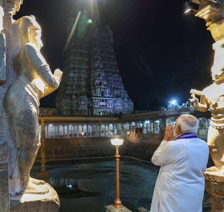 மீனாட்சி அம்மன் கோவில் கோபுரத்தை மனமுருகி தரிசிக்கும் பிரதமர் மோடி..