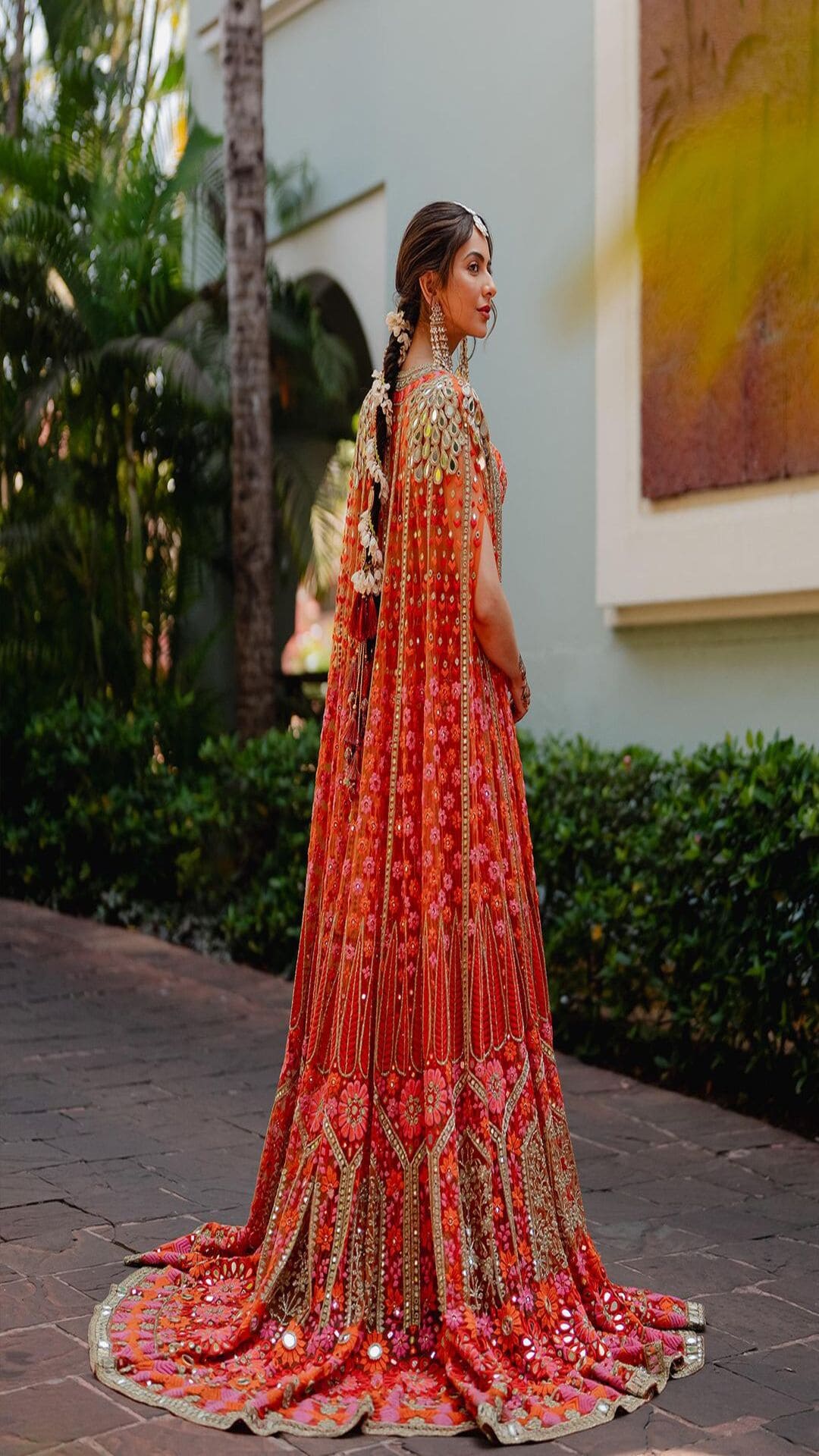 Pearl beaded chikankari lehenga to regal kashmiri shawls, Kiara Advani -  Sidharth Malhotra look picture perfect twinning in Manish Malhotra's  creation for their mehendi ceremony