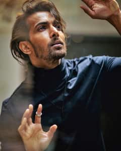 Dange: फिल्म प्रमोशन के लिए कॉलेज में जाकर पैम्फलेट बांट रहे हर्षवर्धन, बोले - फेमस सरनेम होता, तो ये ना करना पड़ता