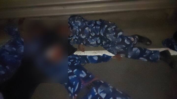 एस्कॉर्ट गाड़ी पहले लोहे की डिवाइडर से टकराई. इसके बाद दूसरे लेन में कार से टकरा गई.