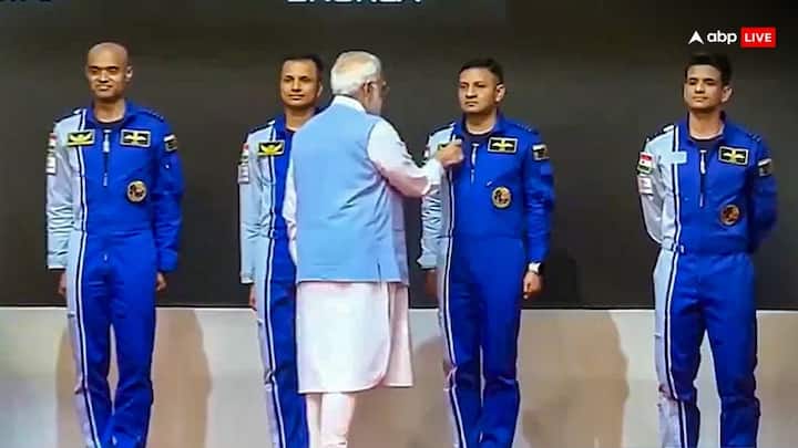 4 में से सिर्फ 3 ही गगनयान मिशन के हिस्से के तहत स्पेस में जाएंगे. 3 दिन के मिशन के बाद ये लोग पृथ्वी पर वापस लाए जाएंगे और तब इनकी लैंडिंग समुद्र में कराई जाएगी.