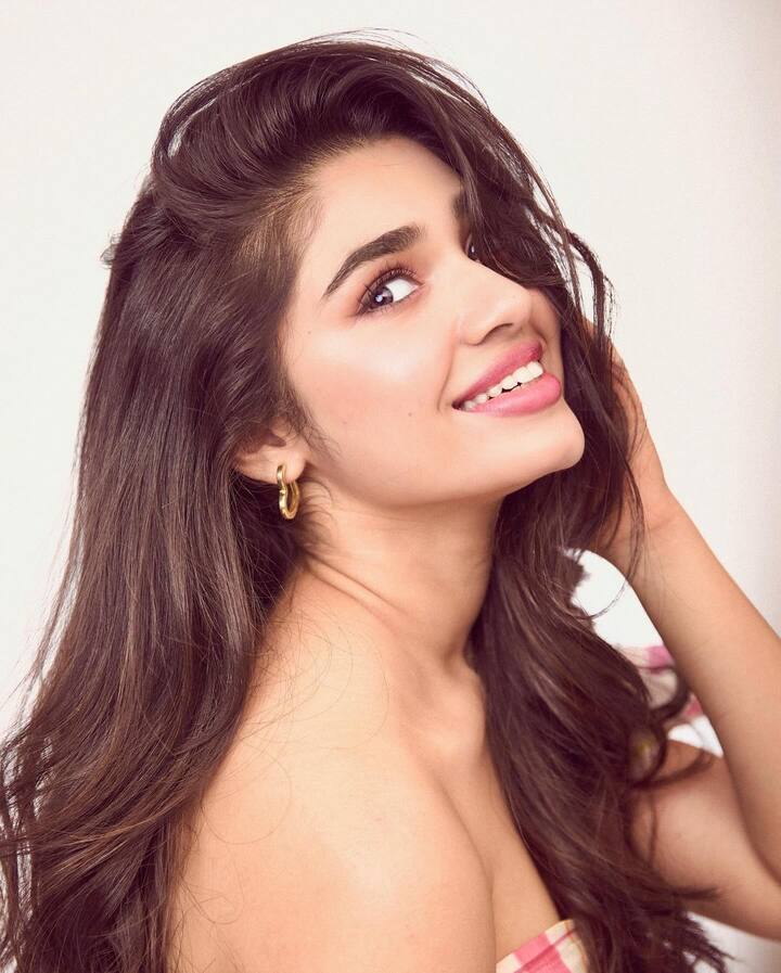 టాలీవుడ్ హీరోయిన్ కృతిశెట్టి సోషల్ మీడియాలో తన పోస్ట్లు, అప్డేట్లు ఇస్తూ ఉంటుంది. తాజాగా క్యూట్ డ్రెస్లో ఓ ఫోటోషూట్ చేసింది. వాటిని ఇన్స్టా వేదికగా షేర్ చేసింది.(Images Source : Instagram/krithi.shetty_official)