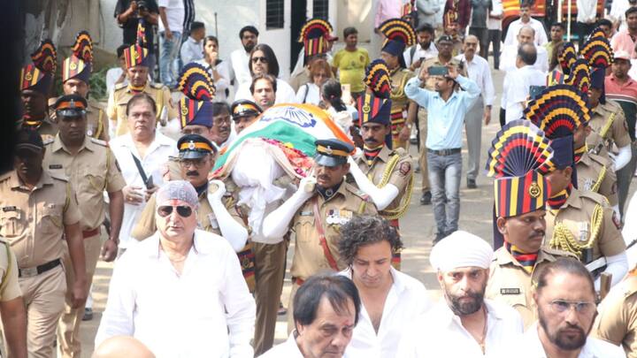 এদিন শিল্পীকে শেষ শ্রদ্ধা হাজির হয়েছিলেন সঙ্গীত জগতের একাধিক তারকা। বিশাল ভরদ্বাজ, রেখা ভরদ্বাজ, শান, সোনু নিগম, পাপন থেকে শুরু করে একাধিক মানুষ এসেছিলেন এদিন।