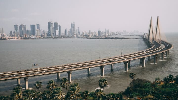 लिस्ट में 7वें स्थान पर भारत की आर्थिक राजधानी मुंबई का नाम आता है. यहां रहने वाले अरबपतियों की संख्या 56 है. वहीं रूस के मास्को में कुल 61 अरबपति रहते हैं.