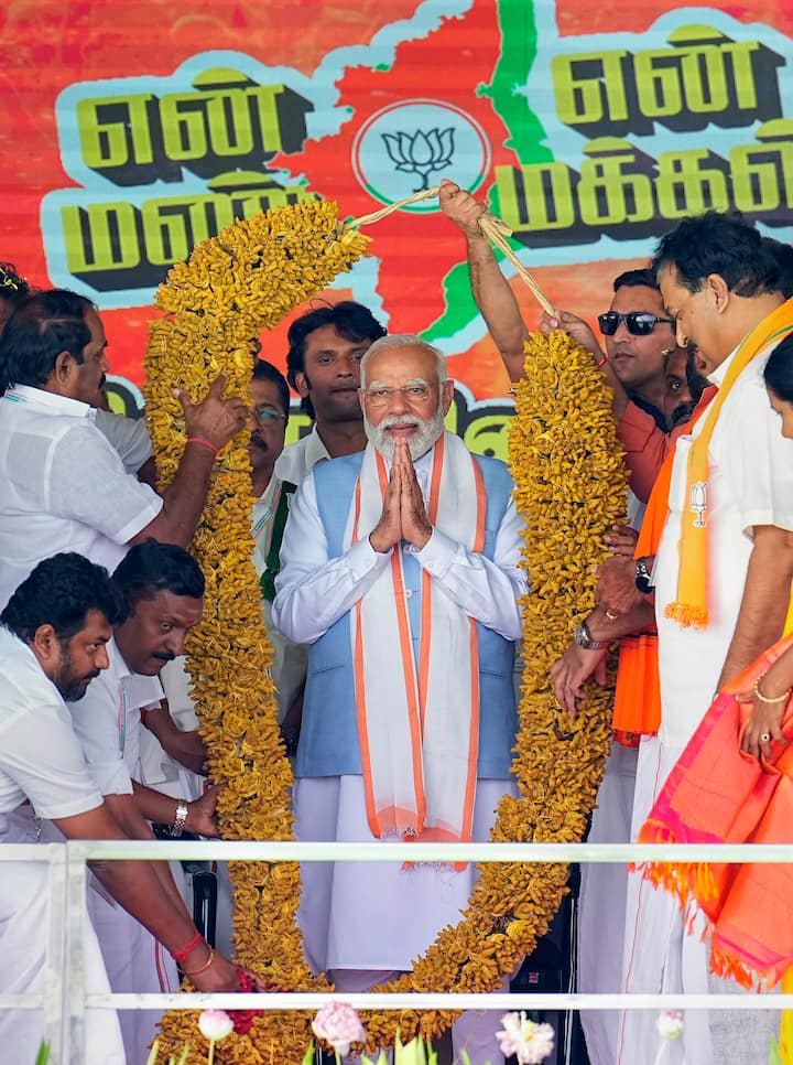 PM Modi Tamil Nadu visit: प्रधानमंत्री मोदी का इरोड के लोगों ने हल्दी बोर्ड की स्थापना के लिए व‍िशेष आभार जताया. इसके ल‍िए उनकी तरफ से हल्‍की की माला का उपहार देना एक अनूठे स्‍वागत का दर्शाता है.