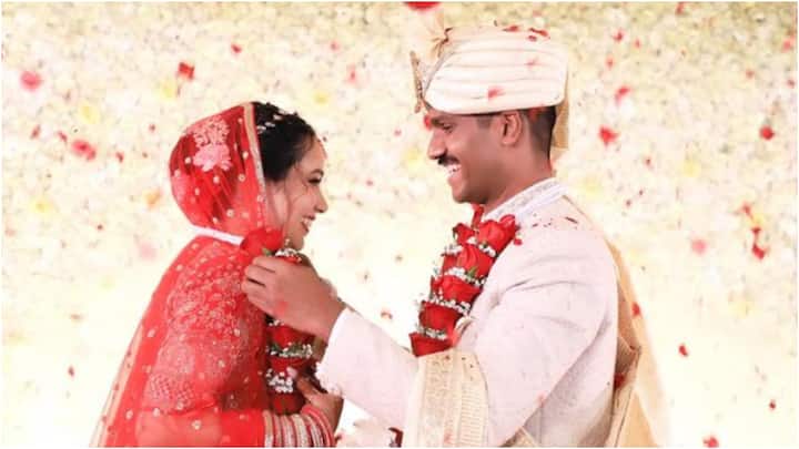 IAS Ria Dabi Wedding: आईएएस अधिकारी टीना डाबी की छोटी बहन रिया डाबी भी शादी के बंधन में बंध गईं. रिया भी आईएएस अधिकारी हैं और उन्होंने आईपीएस मनीष कुमार से शादी की है.