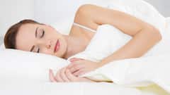 जानें क्यों बाईं करवट सोना हेल्थ के लिए फायदेमंद हैं?