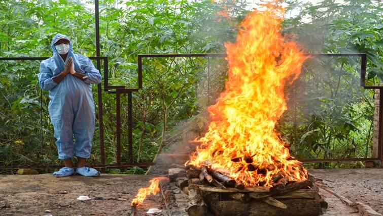 Garuda Purana: Why is there no looking back to the crematorium after the funeral know the reason Garuda Purana: અંતિમ સંસ્કાર બાદ કેમ સ્મશાન સુધી પાછું વળીને જોવામાં નથી આવતું, જાણો કારણ