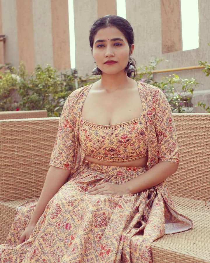 पण आता या अपघातात निधन झालेली आंचल तिवारी वेळगी असल्याचं समोर आलं आहे. 'पंचायत' फेम अभिनेत्रीने 'मैं जिंदा हूँ' म्हणत एक व्हिडीओ शेअर केला आहे.(photo:anchalt555/ig)