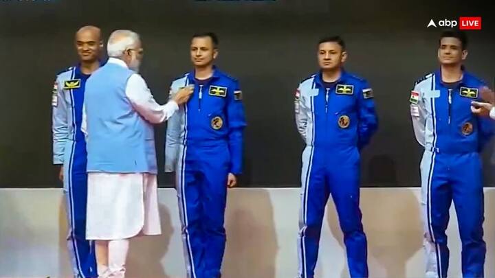 गगनयान मिशन के लिए नामित अंतरिक्ष यात्री ग्रुप कैप्टन प्रशांत बालकृष्णन नायर, अंगद प्रताप, अजीत कृष्णन और विंग कमांडर शुभांशु शुक्ला हैं, जिन्हें पीएम ने 'अंतरिक्ष यात्री पंख' दिए.