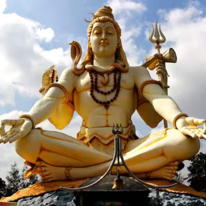 আগামী ৮ মার্চ, শুক্রবার রয়েছে মহাশিবরাত্রি। ফাল্গুন মাসের কৃষ্ণপক্ষের চতুর্দশী তিথিতে মহাশিবরাত্রি পালিত হয় ।