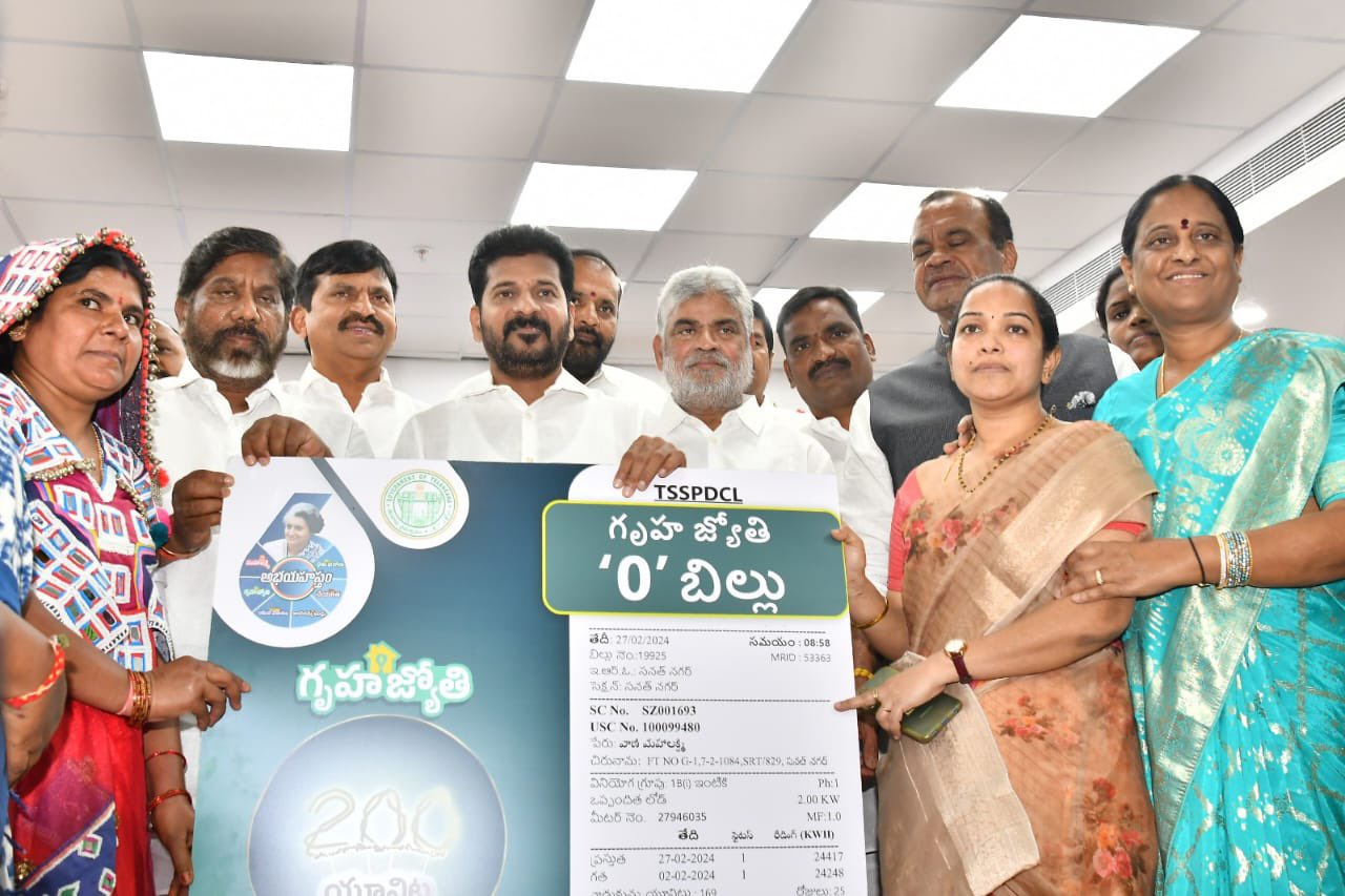 Revanth Reddy: తెలంగాణలో 2 కొత్త స్కీమ్స్ అమల్లోకి, రూ.500కే సిలిండర్ ప్రారంభించిన రేవంత్