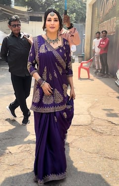 Madhuri Dixit ने रीक्रिएट किया 'हम आपके है कौन' का आइकॉनिक लुक, पर्पल साड़ी में 'निशा' को देख दीवाने हुए फैंस