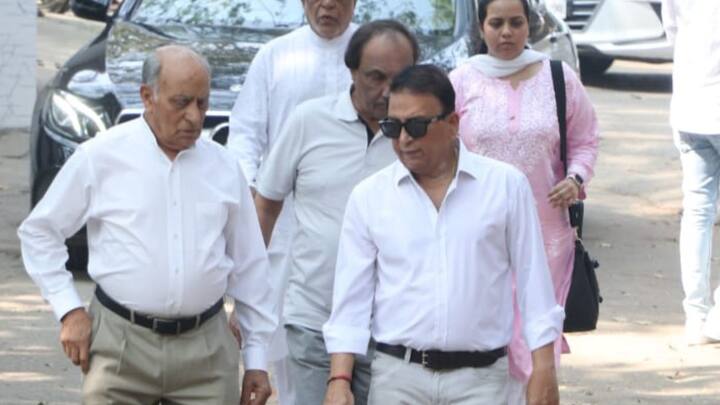 মুম্বইয়ে তাঁর বাসস্থানের বাইরে গান স্যালুটে শেষ শ্রদ্ধা জানানো হয় মুম্বই পুলিশের তরফে।