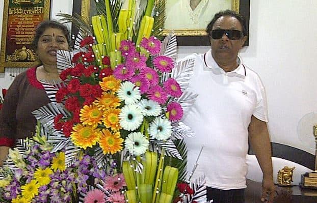 रवींद्र जैन ने दिव्या नाम की महिला से शादी की थी जिनसे उन्हें एक बेटा आयुष्मान जैन है. 9 अक्टूबर 2015 को रवींद्र जैन का निधन कई ऑर्गन फेल होने के कारण हो गया था.