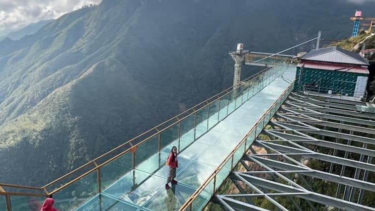 ये है दुनिया का सबसे लंबा शीशे का पुल, यहां जाना किसी एडवेंचर से कम नहीं world's longest glass bridge going here is no less than an adventure ये है दुनिया का सबसे लंबा शीशे का पुल, यहां जाना किसी एडवेंचर से कम नहीं