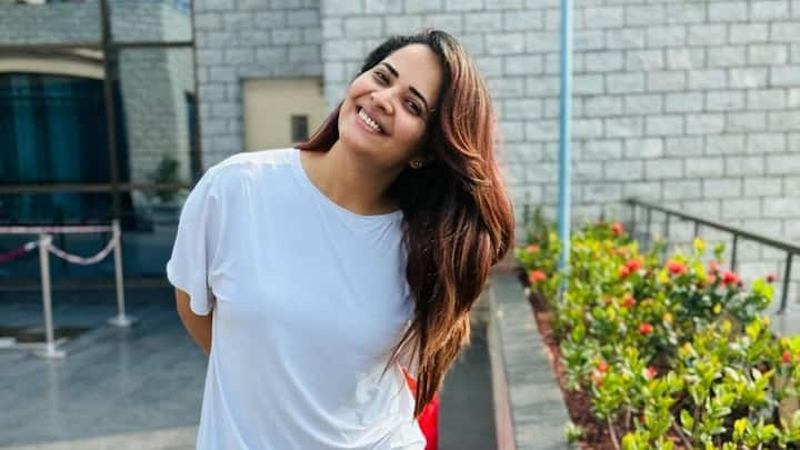 Anasuya Bharadwaj Photos : యాంకర్ అనసూయ భరద్వాజ్ సోషల్ మీడియాలో తన లేటెస్ట్ ఫోటోలు షేర్ చేసింది. మేకప్ లేకుండా భర్తతో కలిసి ఫోటోలకు ఫోజులిచ్చింది.