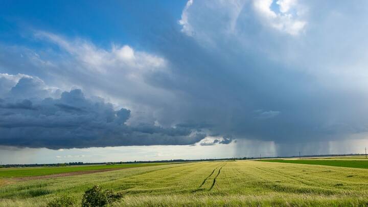 কয়েকদিন ধরেই দক্ষিণবঙ্গের জেলায় জেলায় বৃষ্টির মেঘের আনাগোনা। বৃষ্টিও হচ্ছে ঝেঁপে ঝেঁপে। তবে একটানা কোথাও বৃষ্টি হচ্ছে না।
