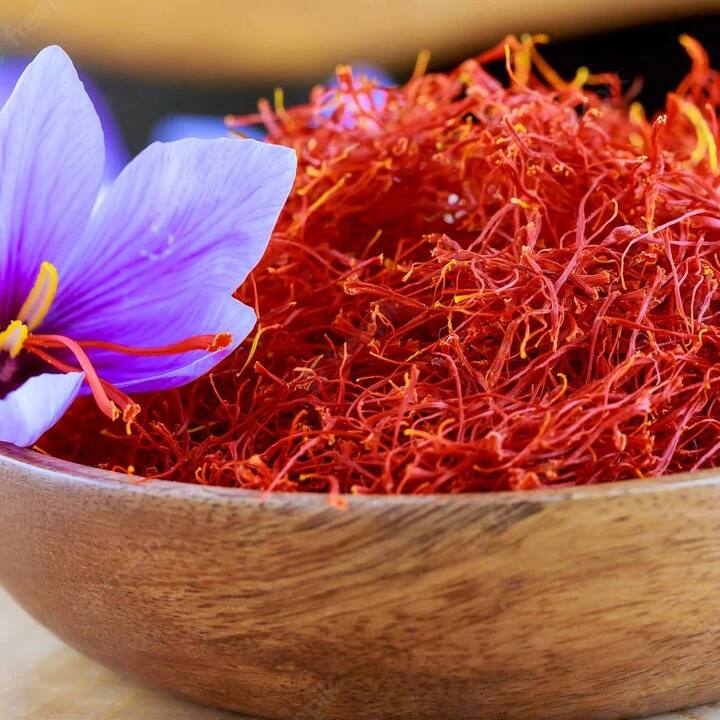ਕੇਸਰ ਇੱਕ ਅਜਿਹਾ ਮਸਾਲਾ ਜਿਸਦੀ ਵਰਤੋਂ ਬਹੁਤ ਸਾਰੀਆਂ ਦਵਾਈਆਂ ਵਿੱਚ ਵੀ ਕੀਤੀ ਜਾਂਦੀ ਹੈ। ਅਕਸਰ ਘਰਾਂ ਵਿੱਚ ਬੱਚਿਆਂ ਤੋਂ ਲੈ ਕੇ ਬਜ਼ੁਰਗਾਂ ਤੱਕ ਇਸ ਨੂੰ ਇਸਤੇਮਾਲ ਕਰ ਸਕਦੇ ਹਨ।