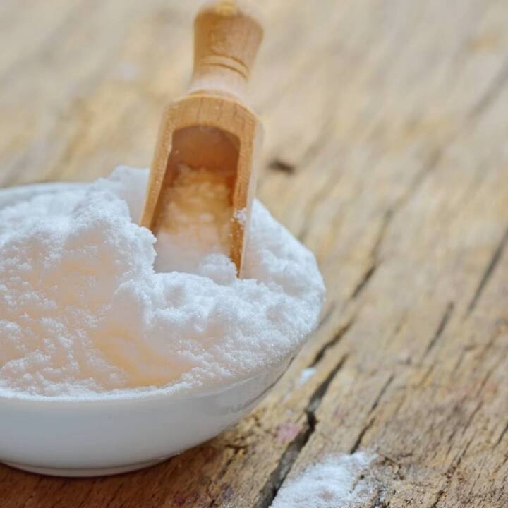 ਜੇਕਰ ਕਿਸੇ ਨੂੰ ਗਲੇ 'ਚ ਖਰਾਸ਼ ਹੈ ਤਾਂ ਇਕ ਗਲਾਸ ਕੋਸੇ ਪਾਣੀ 'ਚ ਥੋੜਾ ਜਿਹਾ ਬੇਕਿੰਗ ਪਾਊਡਰ ਮਿਲਾ ਕੇ ਇਸ ਨਾਲ ਗਰਾਰੇ ਕਰਨ ਨਾਲ ਇਹ ਸਮੱਸਿਆ ਦੂਰ ਹੋ ਜਾਂਦੀ ਹੈ।