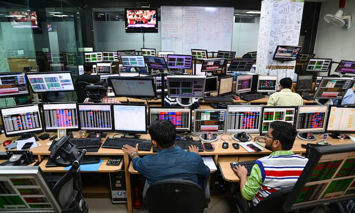Stock Market: গত এক বছরে দারুণ গতি দেখিয়েছে সরকারি ব্যাঙ্কগুলি (PSU Banks) । পাবলিক সেক্টর ব্যাঙ্কগুলির (PSU Stocks) ইক্যুইটি শেয়ারে বড় লাফ দেকে গেছে। শেয়ার বাজারের (Share Market) পরিসংখ্যান বলছে, মার্চ 2022 থেকে নিফটি পিএসইউ ব্যাঙ্ক সূচক একাই 162% রিটার্ন দিয়েছে।