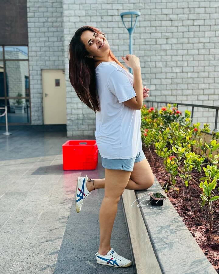 ఈ ఫోటోలను ఇన్​స్టాలో షేర్ చేస్తూ.. Say Hi to puffy morning faces 🥱😮‍💨😁 అంటూ క్యాప్షన్ ఇచ్చింది.(Images Source : Instagram/itsme_anasuya)