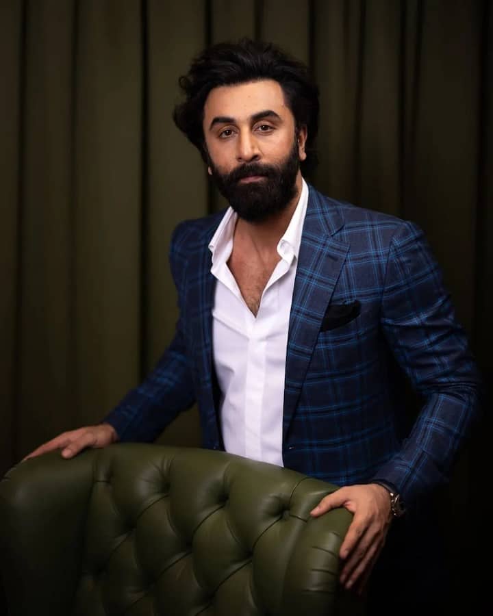 रणबीर कपूर - इस लिस्ट का पहला नाम बॉलीवुड के चॉकलेटी बॉय रणबीर कपूर का है. जो इन दिनों अपनी एक्टिंग से बॉलीवुड पर राज कर रहे हैं. अब एक्टर भले ही आलिया भट्ट संग शादीशुदा हैं. लेकिन इनसे पहले वो कई हसीनाओं से इश्क लड़ा चुके हैं.