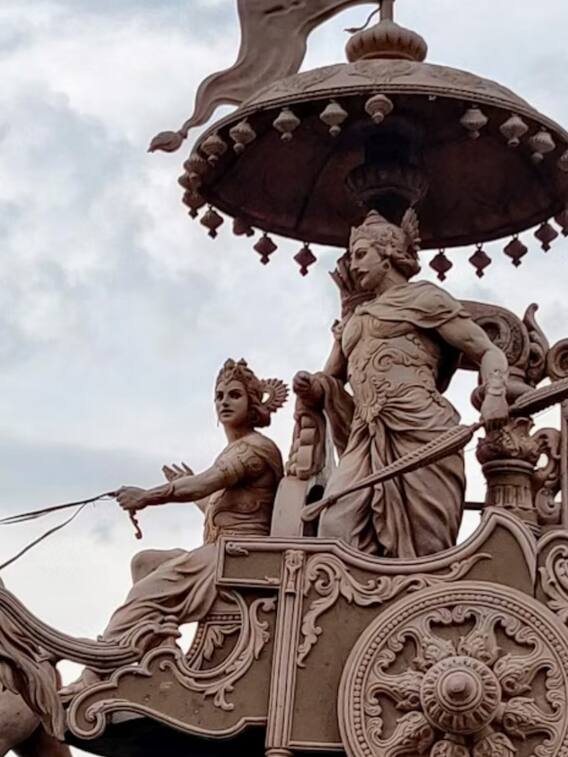 फारसी में अनुवाद के लिए अकबर ने कई रात जागकर समझाई थी महाभारत