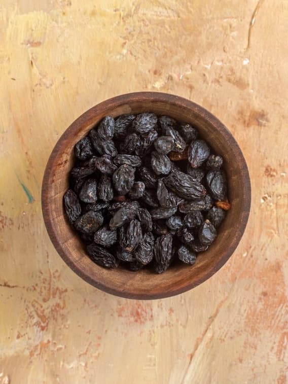 काली किशमिश का पानी पीने के फायदे