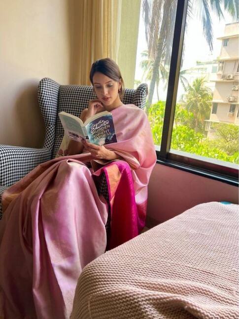 तृप्ति डिमरी को डेकोर, पेंटिंग और बुक्स काफी पसंद हैं. उनके लिविंग रूम में वे सभी शामिल हैं. एक्ट्रेस के पास बुकशेल्फ़ और खूबसूरत लाइब्रेरी के लिए अलग जगह है.