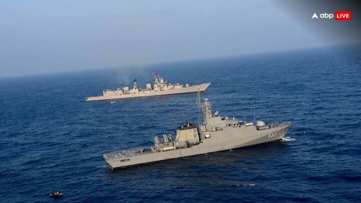 Indian Navy deploys additional special forces for anti-piracy operations amid continuing attacks by Houthi rebels and Somali pirates Indian Navy: अचानक भारतीय नौसेना ने अरब सागर में बढ़ा दिया जंगी जहाजों का बेड़ा, आसमान में मंडरा रहे गश्ती विमान, माजरा क्या है