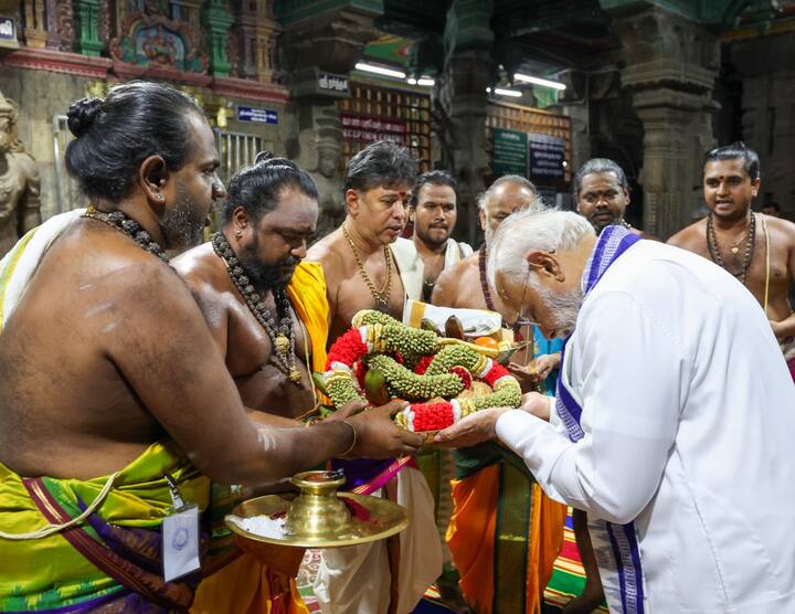 தற்போது பிரதமர் மோடியின் இந்த புகைப்படங்கள் இணையத்தில் வைரலாகி வருகிறது.