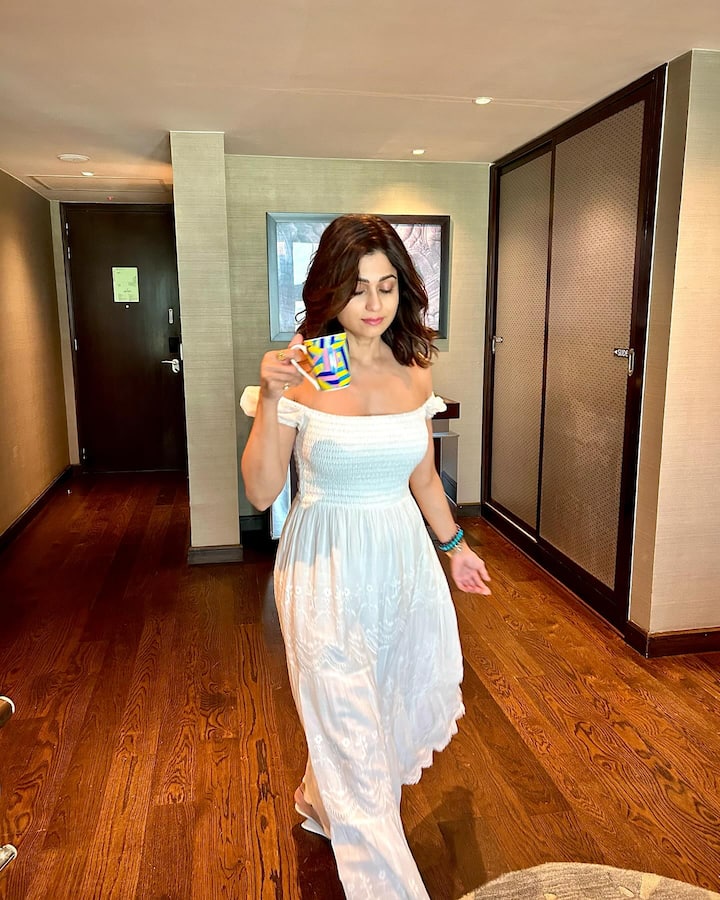 शमितानं अनेक चित्रपटांमध्ये काम केले. शमिता ही तिच्या वैयक्तिक आयुष्यामुळे देखील चर्चेत असते.(photo:shamitashetty_official/ig)