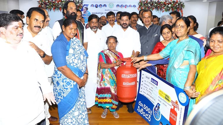 Revanth Reddy inaugurates mahalakshmi and gruha jyothi schemes from Telangana Secretariat Revanth Reddy: తెలంగాణలో 2 కొత్త స్కీమ్స్ అమల్లోకి, రూ.500కే సిలిండర్ ప్రారంభించిన రేవంత్