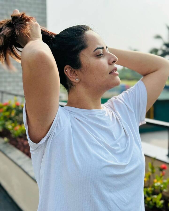 సినిమాల్లో బ్యాక్ గ్రౌండ్ ఆర్టిస్ట్గా కెరీర్ను ప్రారంభించింది అనసూయ. పాకెట్ మనీ కోసం అలా కొన్ని సినిమాలు చేశానని అనసూయ పలు ఇంటర్వ్యూలలో తెలిపింది.(Images Source : Instagram/itsme_anasuya)